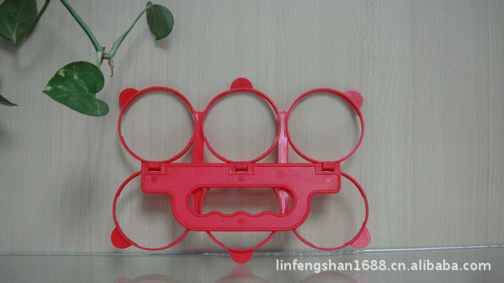 接着将长条对折成V字形;用折叠的棱角部位对准啤酒瓶盖下方的锯齿处