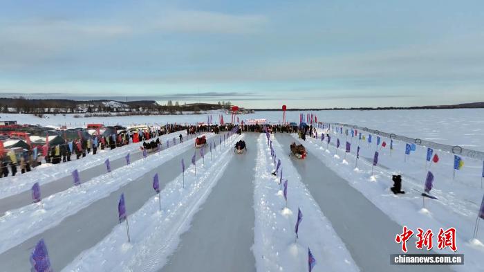 中俄冰上龙舟赛呼玛开赛 两国选手共襄冰雪盛宴
