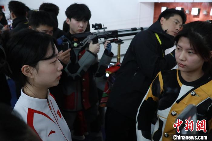 奥运冠军走进临沂体育学校指导学生射击训练