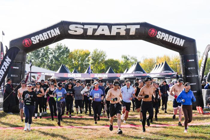 斯巴达勇士赛北京站落幕 四千勇士竞速森林河道