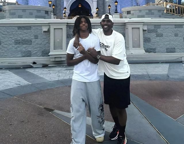 保罗退役后携家人迪士尼度假庆复活节