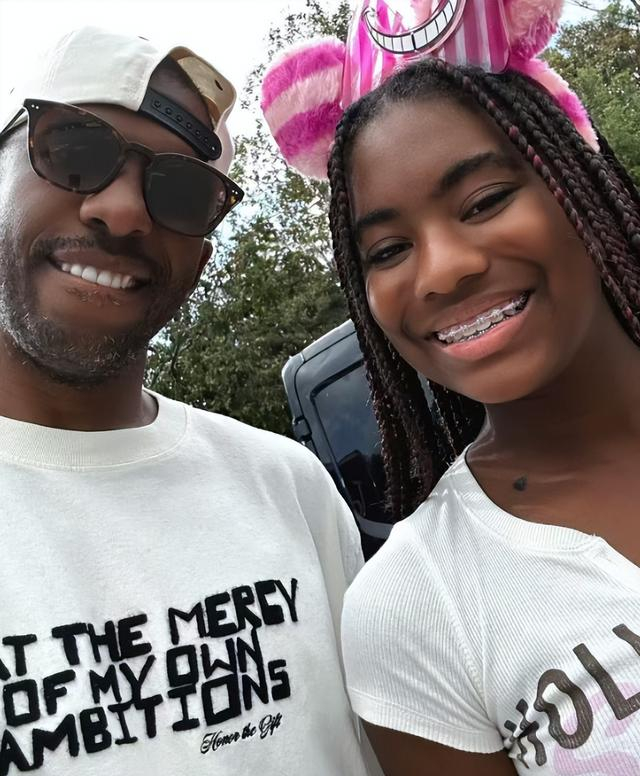 保罗退役后携家人迪士尼度假庆复活节