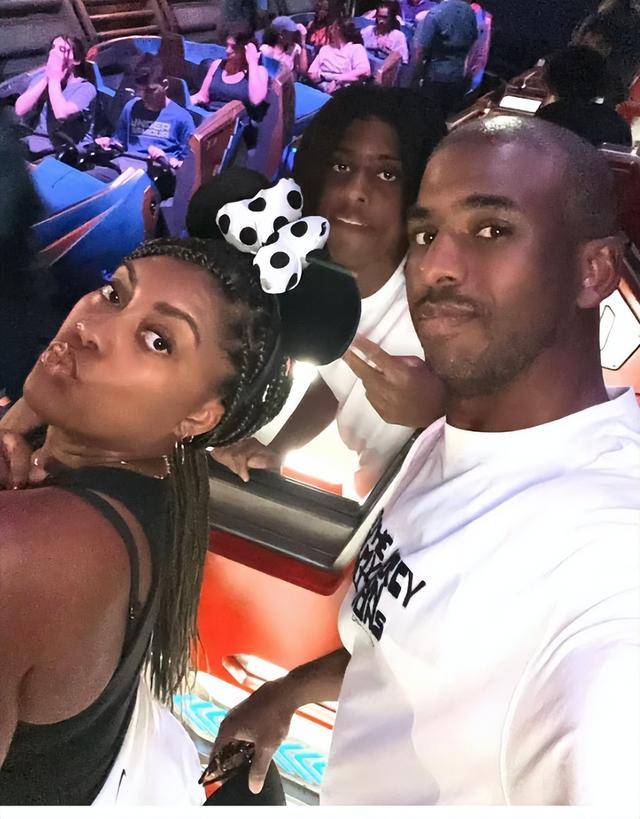 保罗退役后携家人迪士尼度假庆复活节