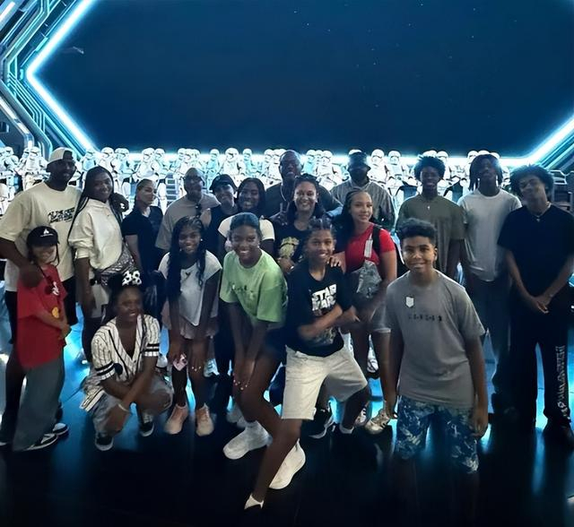 保罗退役后携家人迪士尼度假庆复活节