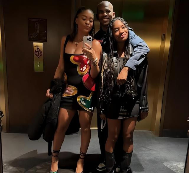 保罗退役后携家人迪士尼度假庆复活节