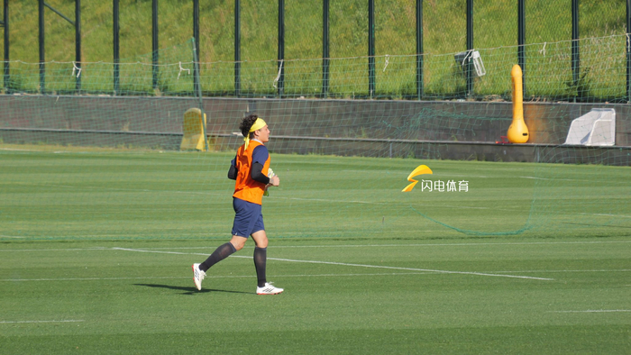 山东泰山新星依木兰首练亮相 李小恒缺席备战申
